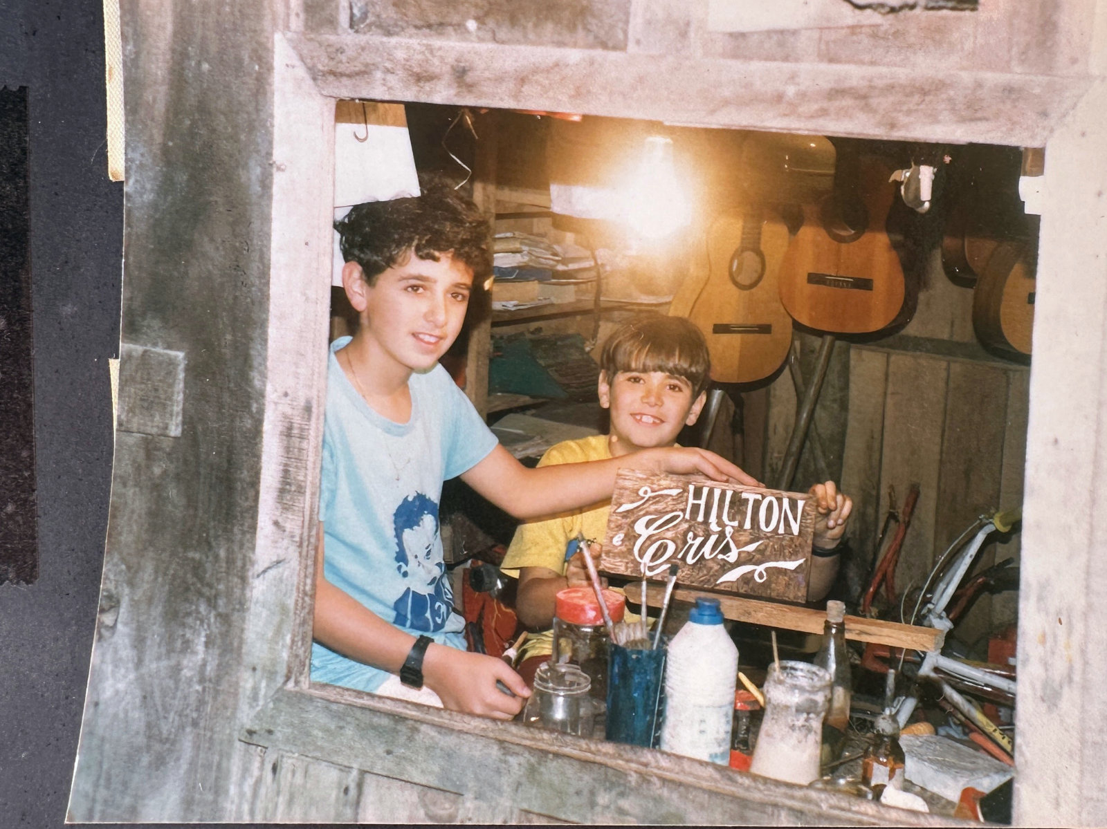 Crianças trabalhando em placas de madeira no ateliê da Pica-pau Entalhes nos anos 90