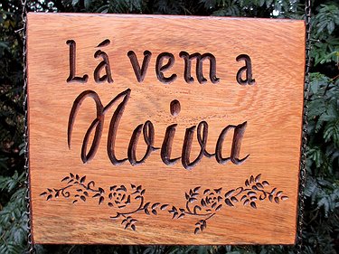 Placa Entalhada - Lá Vem a Noiva