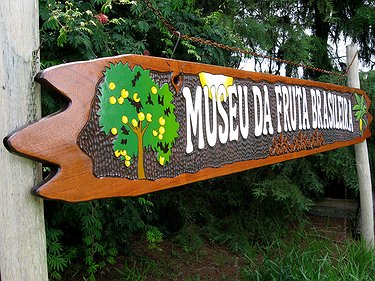 Placa Entalhada - Museu da Fruta Brasileira