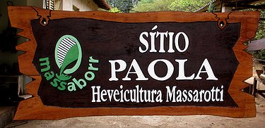 Placa Entalhada - Sítio Paola - Heveicultura Massarotti
