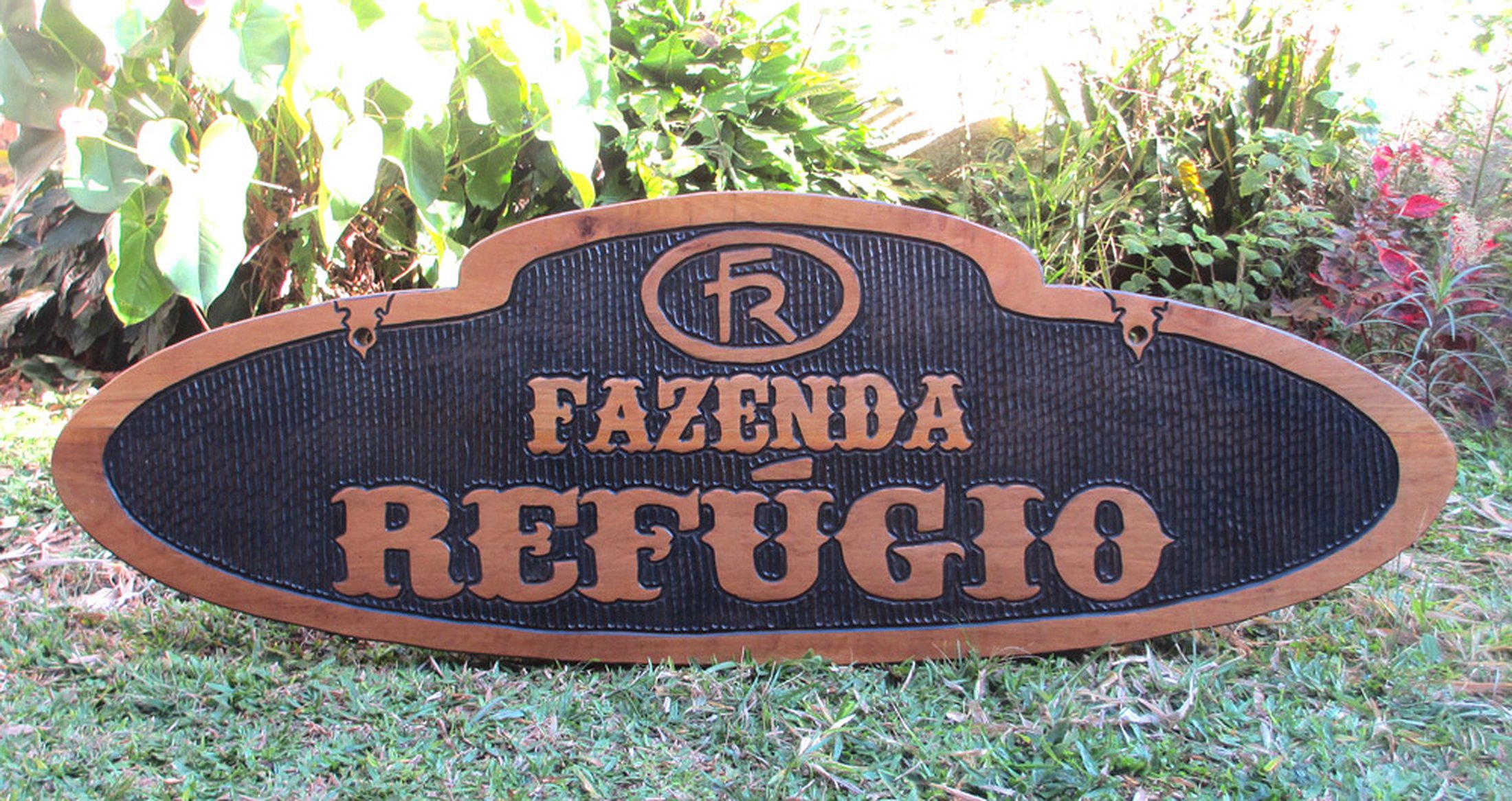 Placa entalhada em madeira Fazenda Refúgio - Pica-pau Entalhes ...