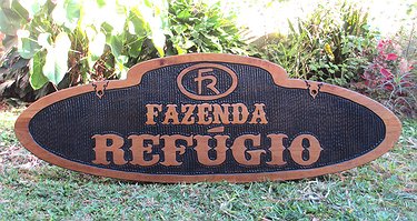 Placa Entalhada - Fazenda Refúgio