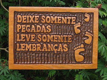 Placa Entalhada - Deixe Somente Pegadas