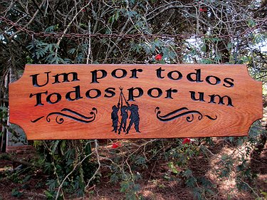 Placa Entalhada - Um Por Todos Todos Por Um