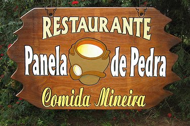 Placa Entalhada - Panela de Pedra   Comida Mineira