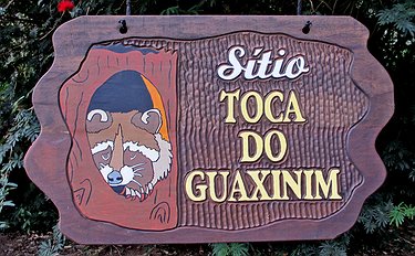 Placa Entalhada - Sítio Toca do Guaxinim