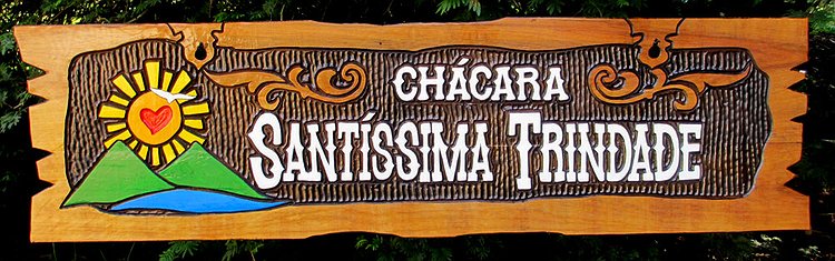 Placa Entalhada - Chácara Santíssima Trindade