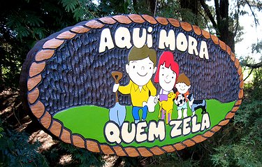 Placa Entalhada - Aqui Mora Quem Zela