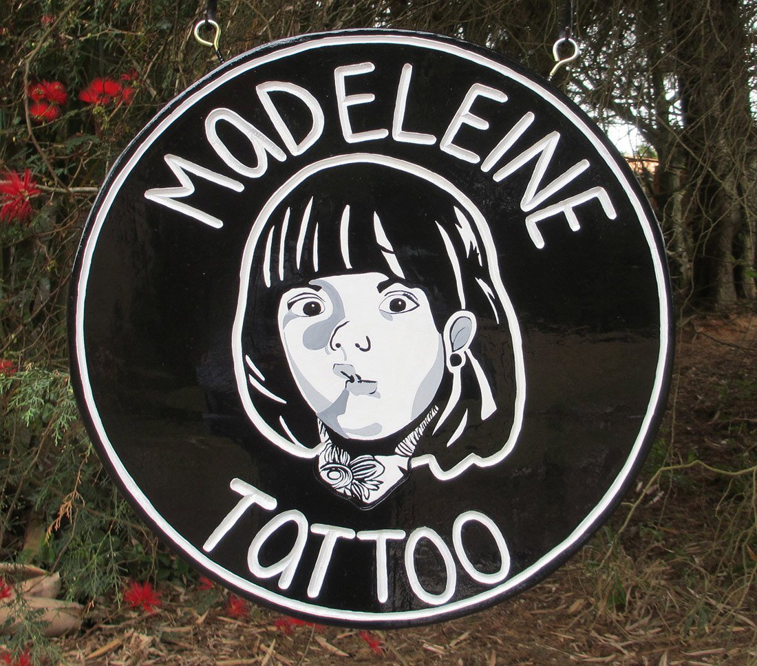 Placa Entalhada - Madelene Tatoo - Imagem 1