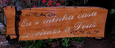 Placa Entalhada - Eu e Minha Casa Servimos a Deus