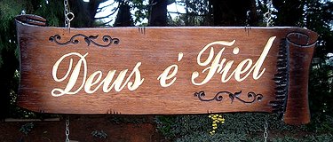 Placa Entalhada - Deus É Fiel