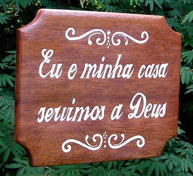 Placa Entalhada - Eu e Minha Casa Servimos a Deus