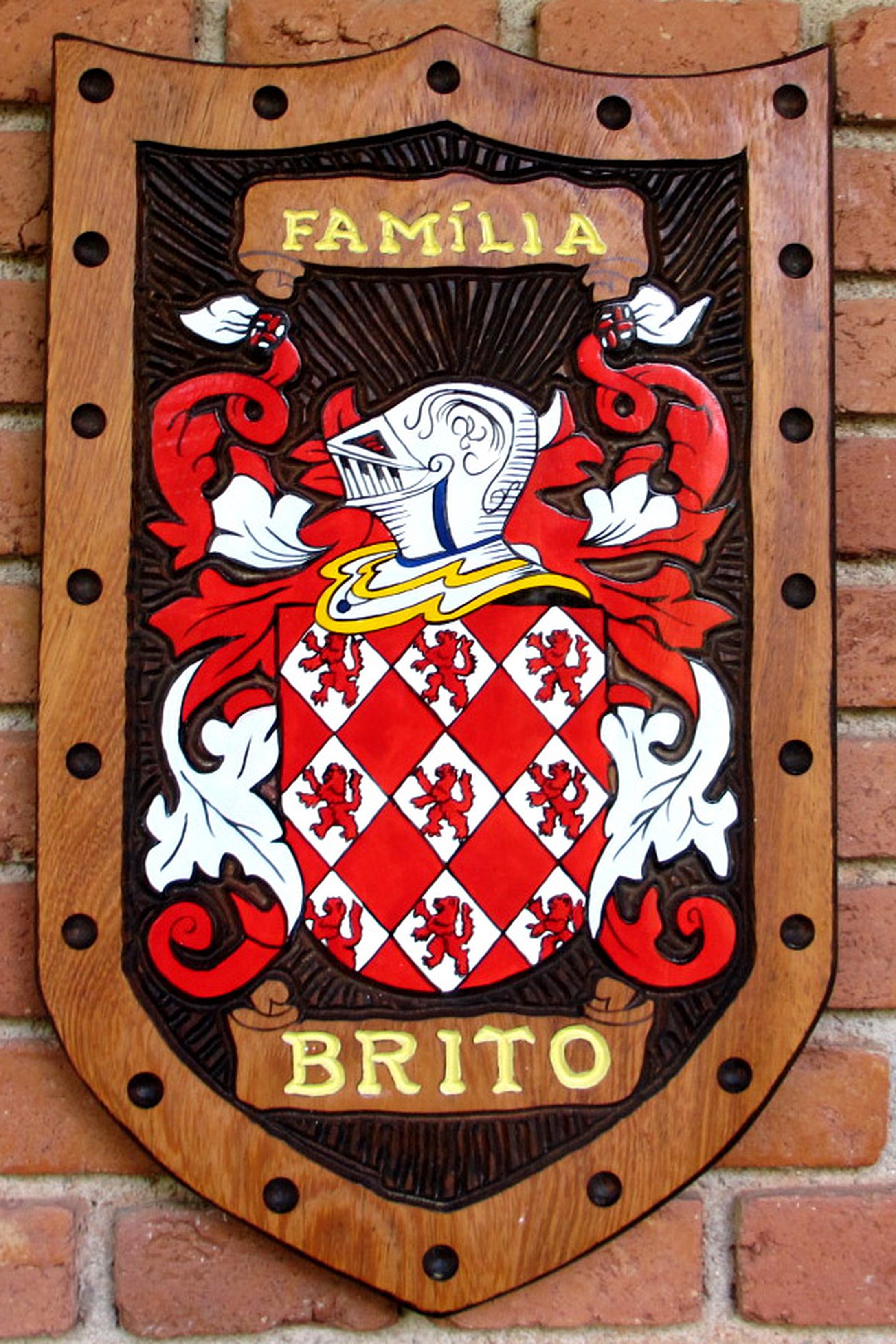 Brasão da família Brito entalhado em Madeira Picapau Entalhes Brasões de Família e Placas