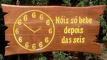 Placa Entalhada - Nóis Só Bebe Depois das Seis