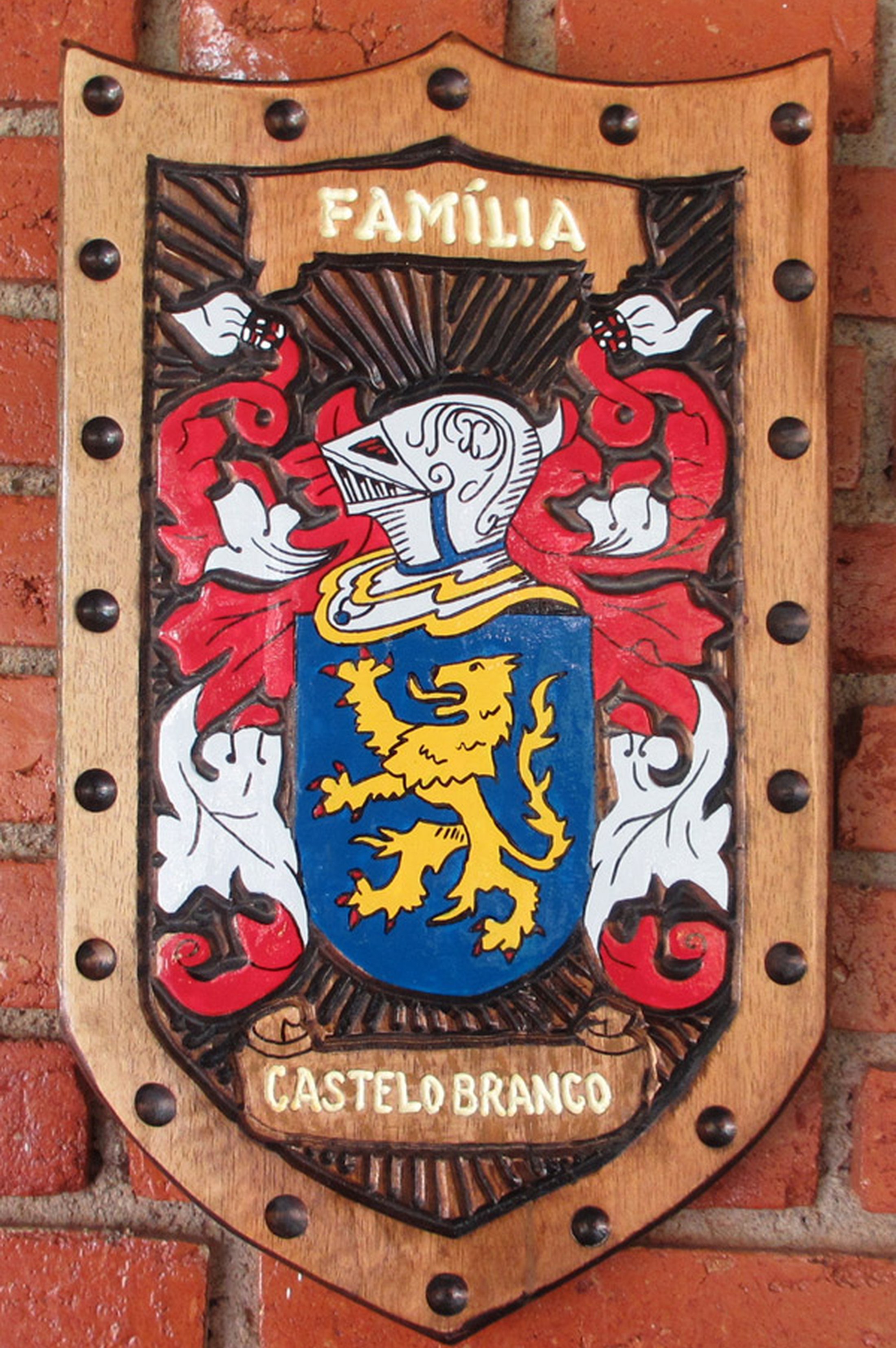 Brasão Da Família Castelo Branco Entalhado Em Madeira Pica Pau Entalhes Brasões De Família 7366