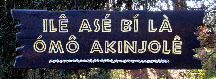 Placa Entalhada - ILÊ ASÊ BÍ LÀ ÓMÔ AKINJOLÊ