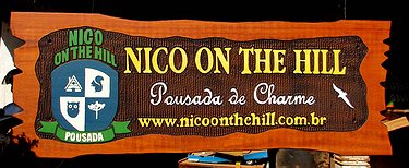 Placa Entalhada - Nico On The Hill - Pousada de Charme